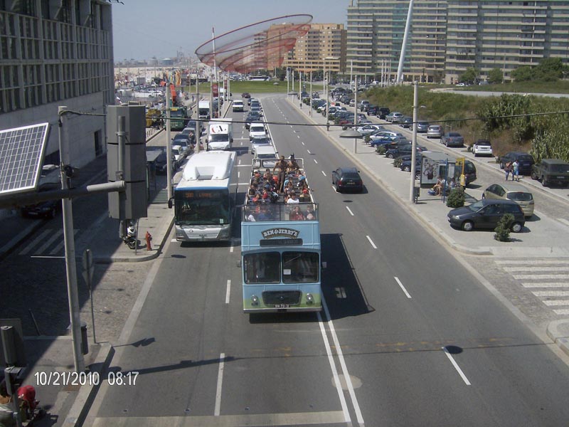 AUTOCARRO CLASSICO DEDOIS ANDARES DESCAPOTAVEL DA ROADSHOWBUS AO SERVIÇO DA BEN & JERRY NA CIDADE DO PORTO