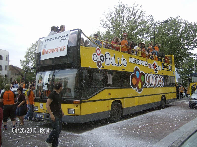 AUTOCARRO DESCAPOTAVEL DA ROADSHOWBUS, DE DOIS ANDARES NO CORTEJO ACADEMICO DE VILA REAL DE TRAS OS MONTES UTAD