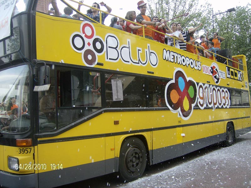 AUTOCARRO DESCAPOTAVEL DA ROADSHOWBUS, DE DOIS ANDARES NO CORTEJO ACADEMICO DE VILA REAL DE TRAS OS MONTES UTAD