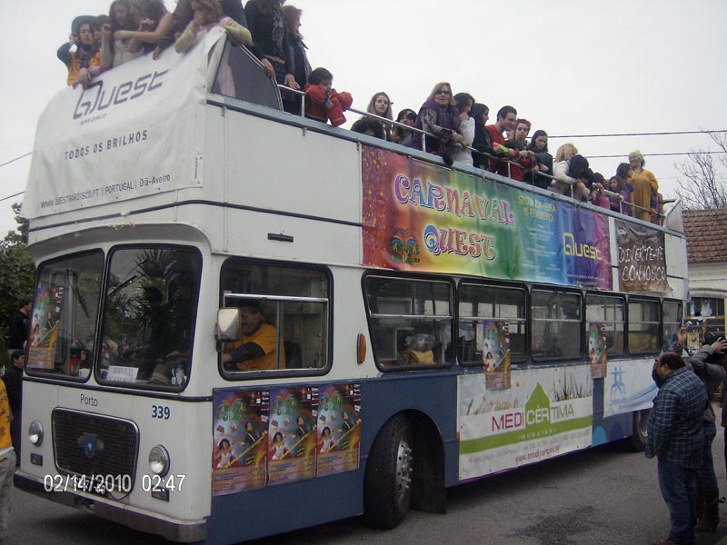 AUTOCARRO DESCAPOTAVEL DA ROADSHOWBUS NO CORTEJO DE CARNAVAL DE OIÃ
