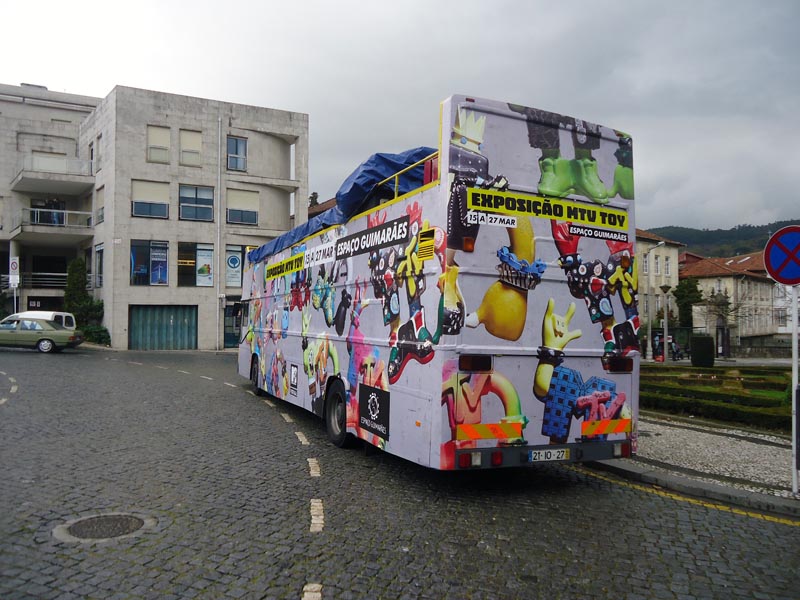 AUTOCARRO DESCAPOTAVEL DA ROADSHOWBUS NO EVNTO DA MTV TOYS NA CIDADE DE GUIMARAES