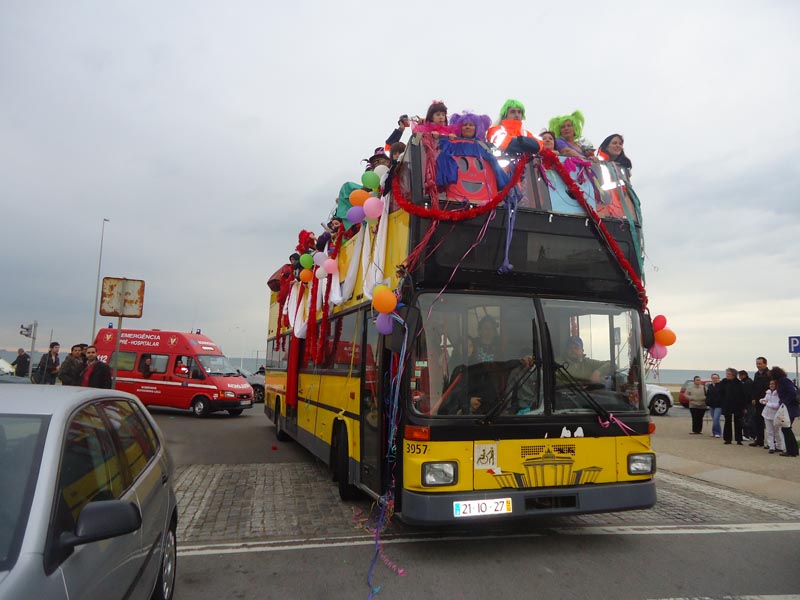 AUTOCARRO DESCAPOTAVEL DE DOIS ANDARES DA ROADSHOWBUS NO CARNAVAL DE LEÇA DA PALMEIRA