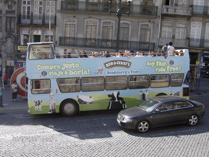 AUTOCARRO CLASSICO DESCAPOTAVEL DA ROADSHOWBUS NO EVENTO DA BEN & JERRYS EM ESTACAO DE SAO BENTO CIDADE DO PORTO ALUGUER DE AUTOCARROS DESCAPOTAVEIS BY JOSE PINTO