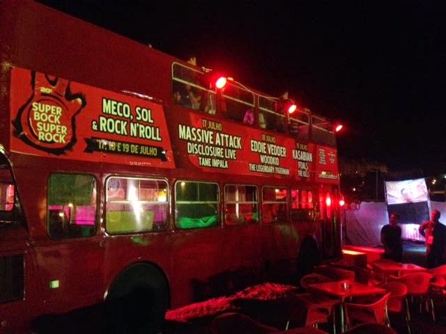 AUTOCARRO DESCAPOTAVEL DA ROADSHOWBUS NA QUEIMA DAS FITAS FARO ALGARVE