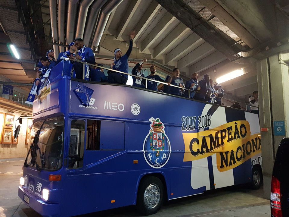 AUTOCARRO DESCAPOTAVEL DA ROADSHOWBUS NA COMEMORAÇAO DO TITULO DO FUTEBOL CLUBE DO PORTO 2017/2018