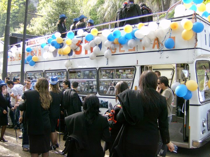 AUTOCARRO DESCAPOTAVEL DA ROADSHOWBUS NO CORTEJO ACADEMICO ISAG NO PORTO