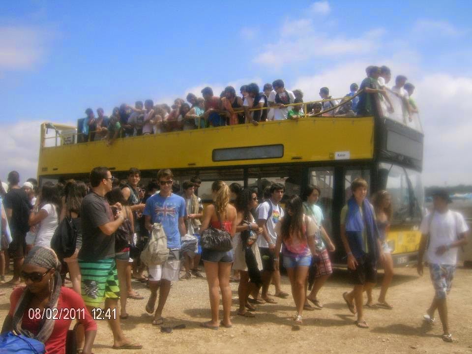 AUTOCARRO DESCAPOTAVEL DA ROADSHOWBUS NO FESTIVAL DE VERAO MEO SUDOESTE ZAMBUJEIRA DO MAR