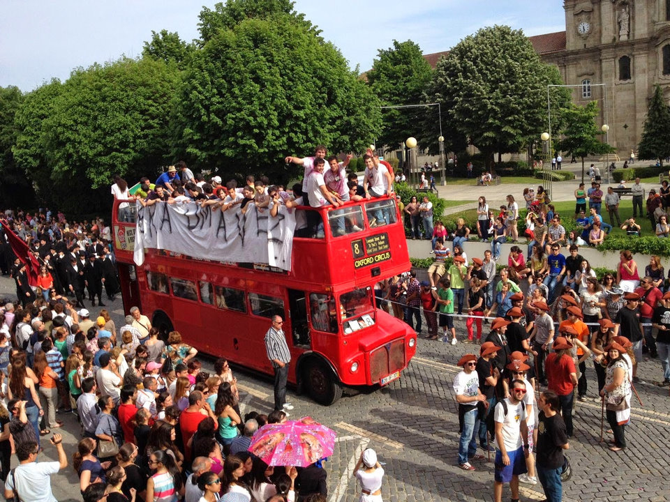 AUTOCARRO DESCAPOTAVEL DA ROADSHOWBUS CORTEJO ACADEMICO UNIVERSIDADE DO MINHO BRAGA