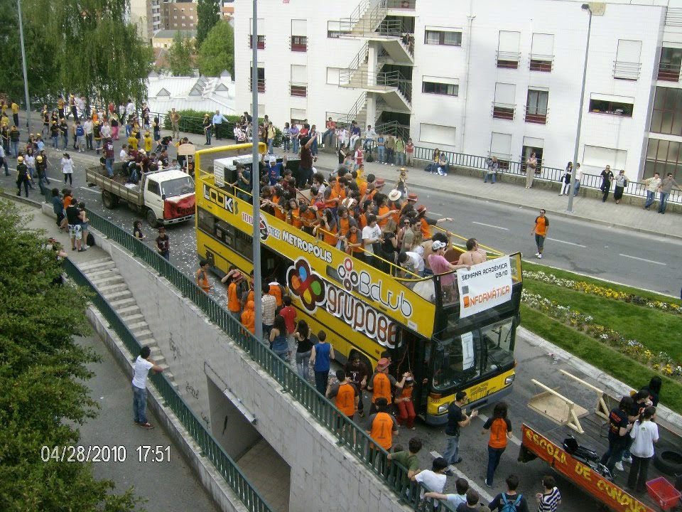 AUTOCARRO DESCAPOTAVEL DA ROADSHOWBUS NO CORTEJO ACADEMICO UTAD VILA REAL