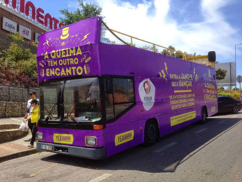 AUTOCARRO DESCAPOTAVEL DA ROADSHOWBUS NA QUEIMA DAS FITAS NA CIDADE DE COIMBRA
