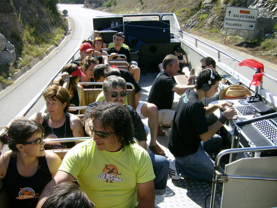 AUTOCARRO DESCAPOTAVEL DA ROADSHOWBUS NO EVENTO SON DA MURALLA GALIZA ESPANHA