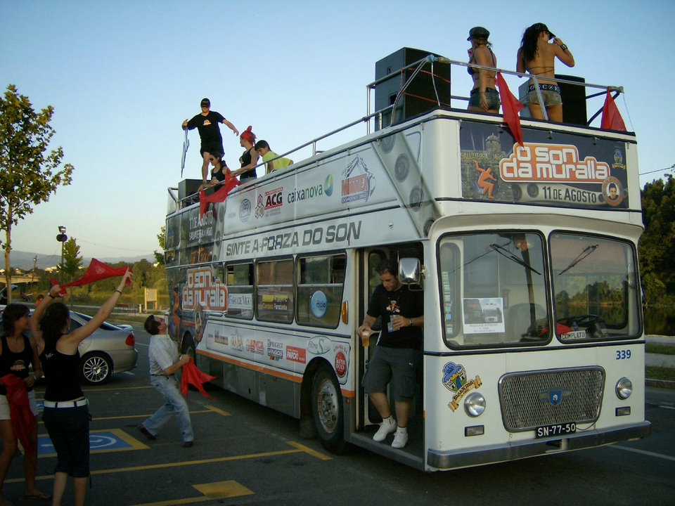 AUTOCARRO DESCAPOTAVEL DA ROADSHOWBUS NO EVENTO SON DA MURALLA GALIZA ESPANHA