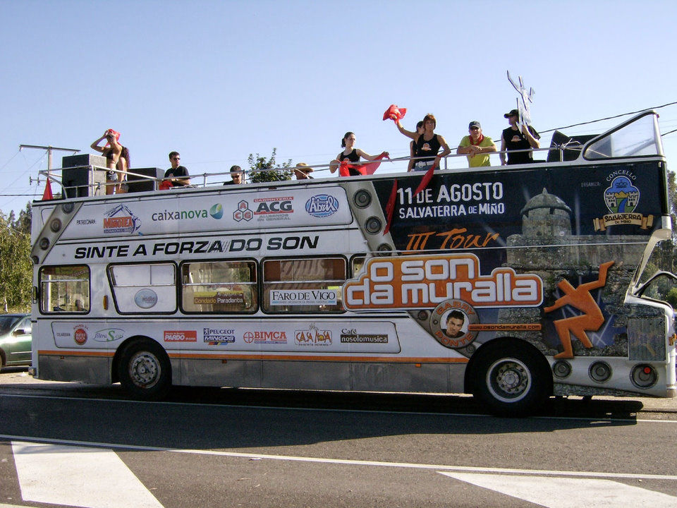 AUTOCARRO DESCAPOTAVEL DA ROADSHOWBUS NO EVENTO SON DA MURALLA GALIZA ESPANHA