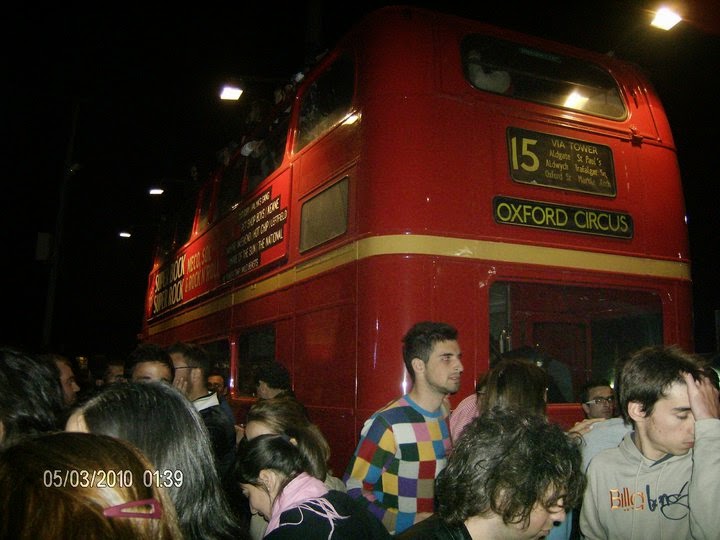 AUTOCARRO DESCAPOTAVEL LONDRINO DA ROADSHOBUS NA QUEIMA DAS FITAS NO PORTO AREA VIP DA SUPER BOCK