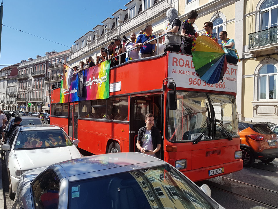 AUTOCARRO DESCAPOTAVEL DA ROADSHOWBUS NO EVENTO DA LGBT NA CIDADE DE LISBOA